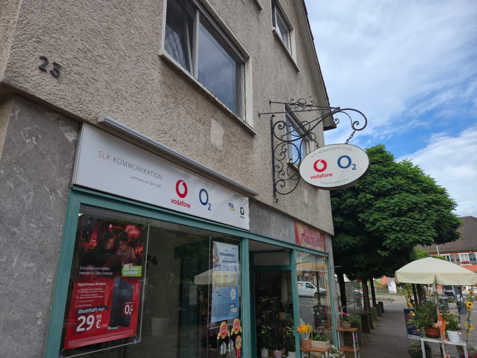 Ladengeschäft SLK Kommunikation mit Vodafone- und O2-Schild in der Badener-Tor-Str. 23, Ettlingen